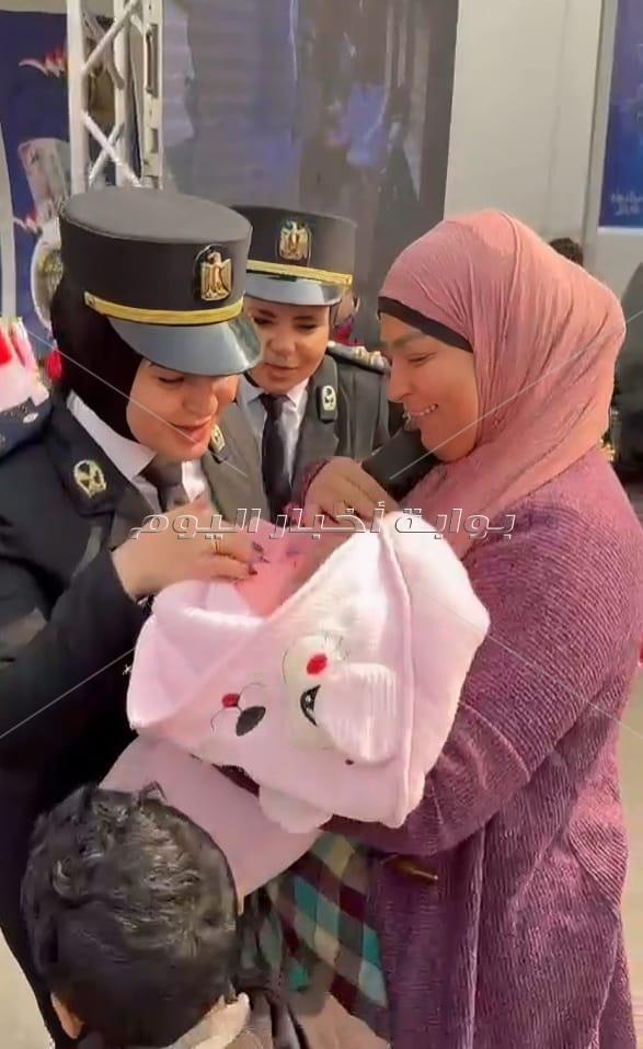 بالورود والشيكولاتة.. شرطة القليوبية تحتفل بعيدها الـ74 وسط المواطنين بشبرا الخيمة| صور