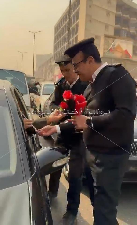 بالورود والشيكولاتة.. شرطة القليوبية تحتفل بعيدها الـ74 وسط المواطنين بشبرا الخيمة| صور