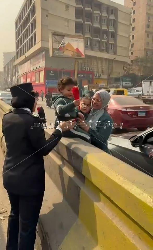 بالورود والشيكولاتة.. شرطة القليوبية تحتفل بعيدها الـ74 وسط المواطنين بشبرا الخيمة| صور