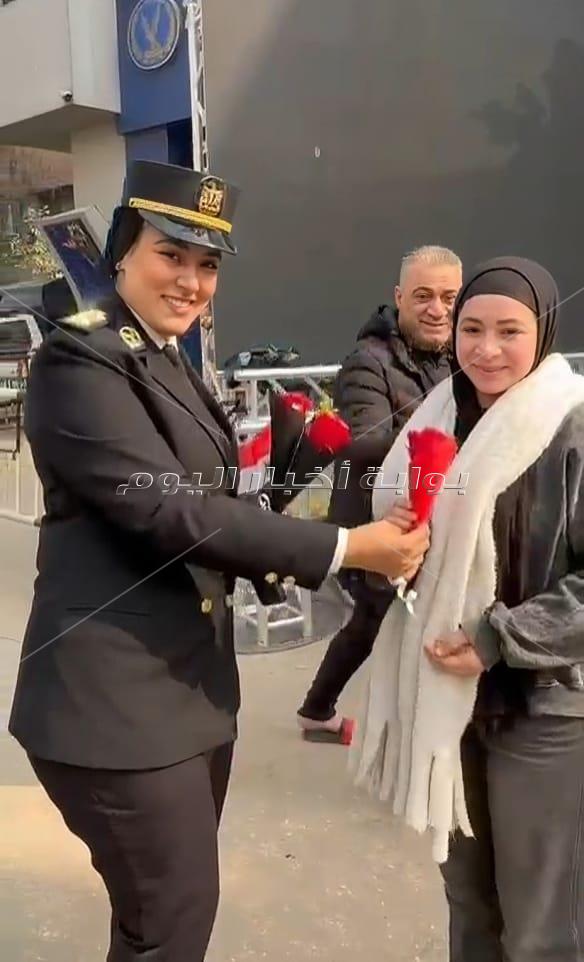 بالورود والشيكولاتة.. شرطة القليوبية تحتفل بعيدها الـ74 وسط المواطنين بشبرا الخيمة| صور