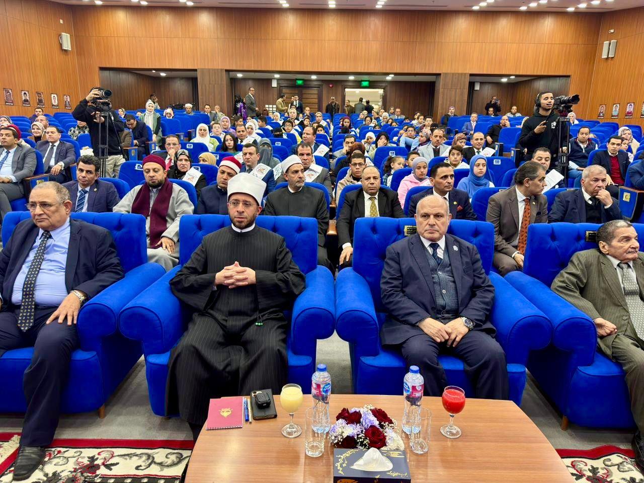 رئيس النيابة الإدارية ووزير الأوقاف يكرمان حفظة القرآن الكريم من أبناء الهيئة