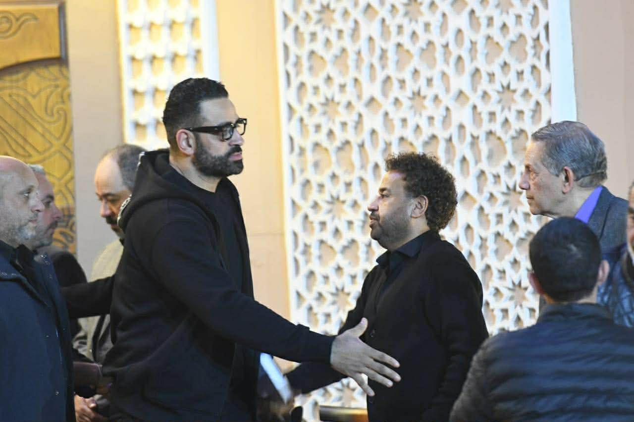 أحمد داود يساند زوجته الفنانة علا رشدي في عزاء والدها الراحل
