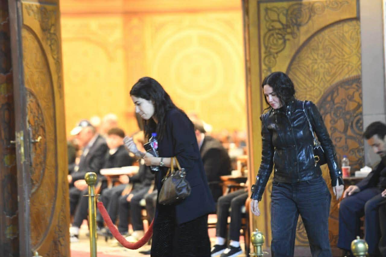 أحمد داود يساند زوجته الفنانة علا رشدي في عزاء والدها الراحل