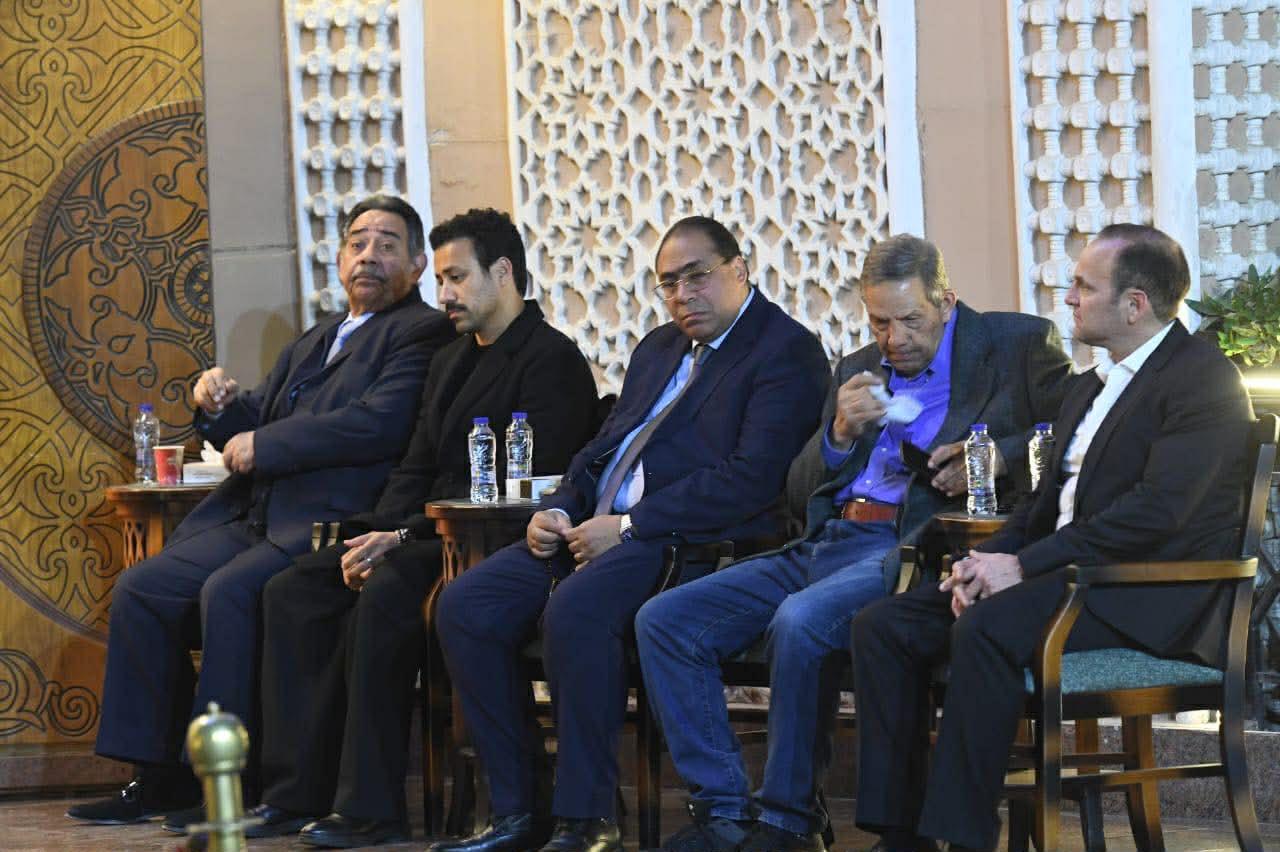 أحمد داود يساند زوجته الفنانة علا رشدي في عزاء والدها الراحل