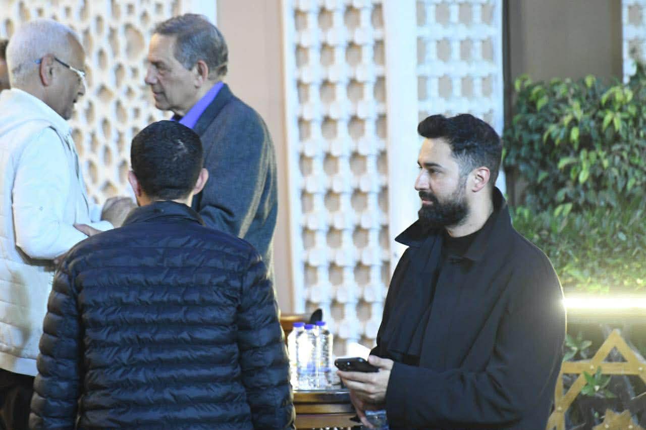 أحمد داود يساند زوجته الفنانة علا رشدي في عزاء والدها الراحل