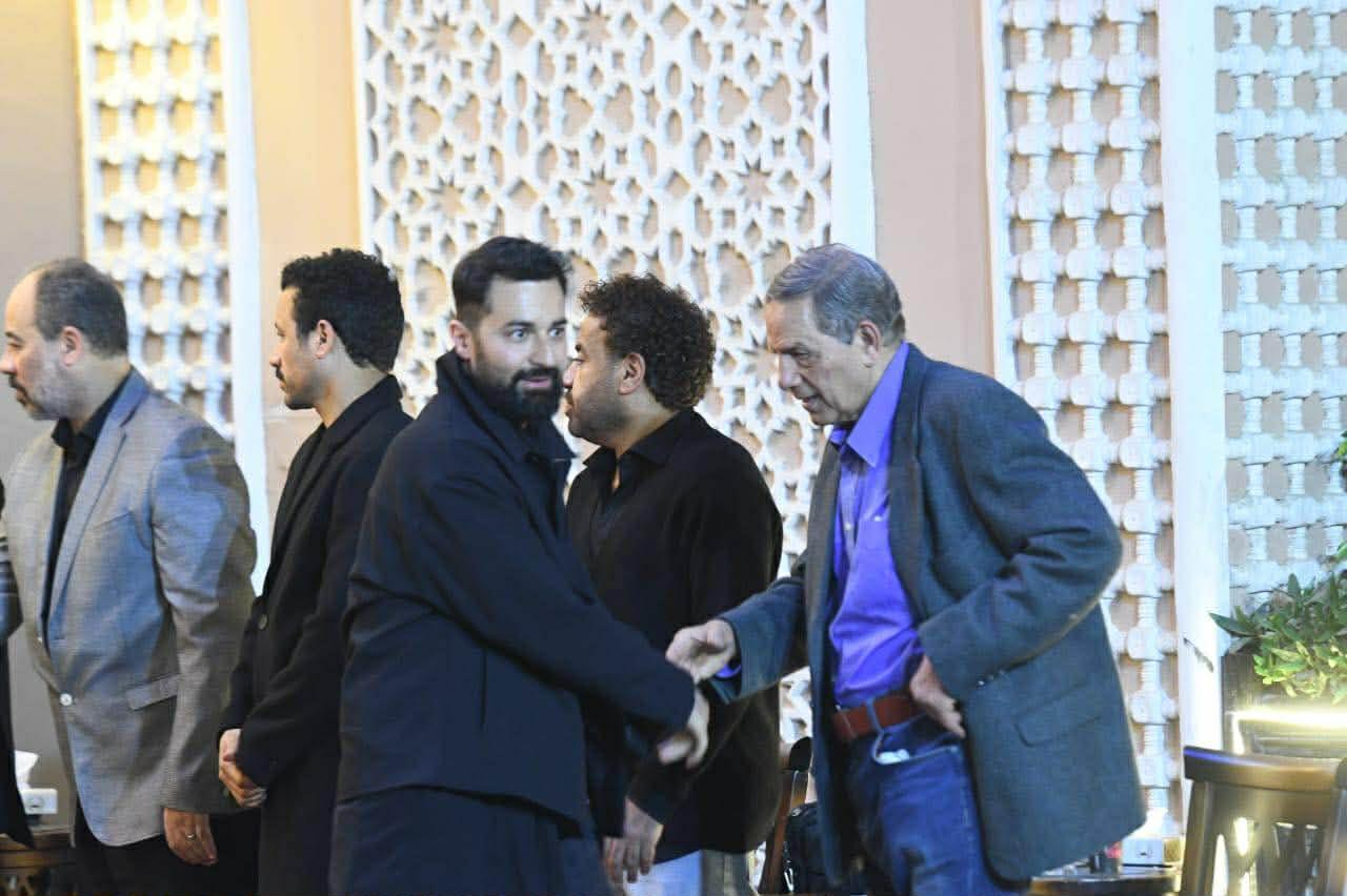 أحمد داود يساند زوجته الفنانة علا رشدي في عزاء والدها الراحل