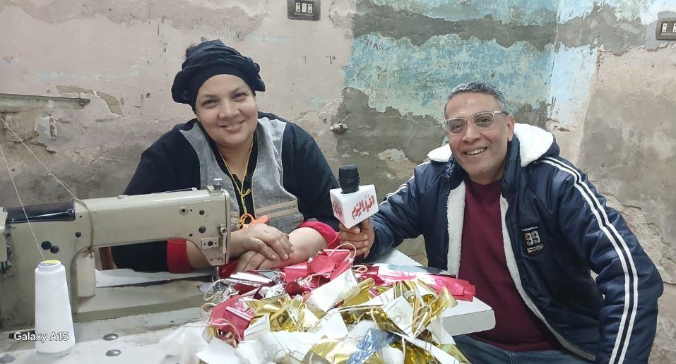 30 سنة مع المكنة.. الست «أم زينب» تصنع فرحة زينة رمضان بالمتر| صور