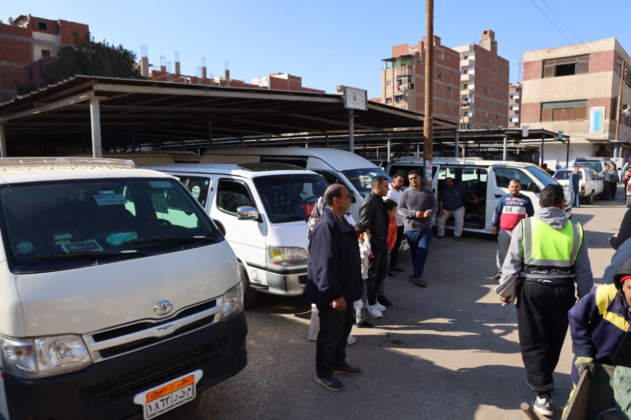 اللواء عمرو الغريب محافظ المنوفية خلال الجولة بمجمع المواقف بشبين الكوم