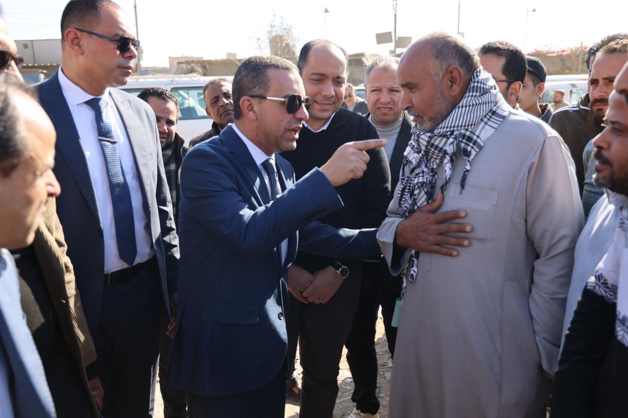 اللواء عمرو الغريب محافظ المنوفية خلال الجولة بمجمع المواقف بشبين الكوم