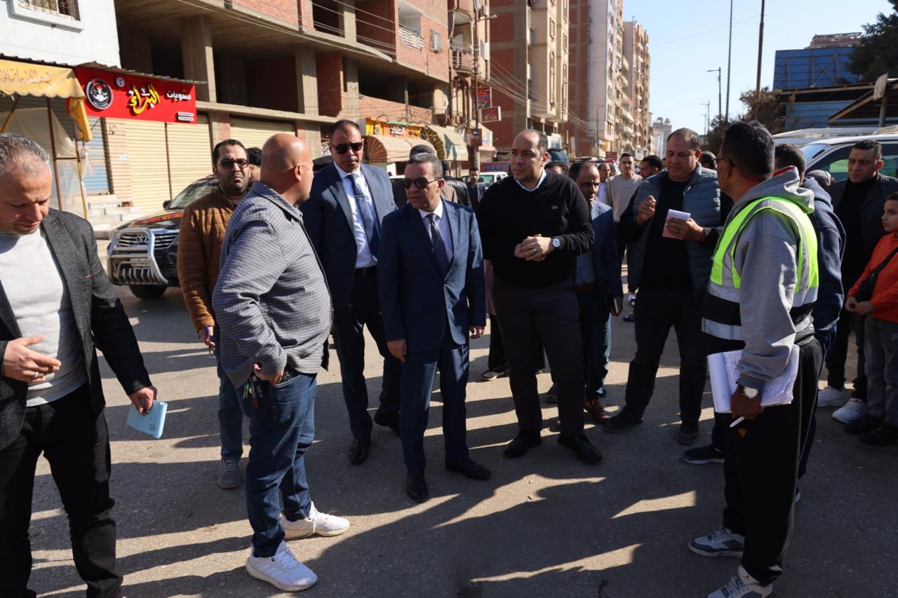 اللواء عمرو الغريب محافظ المنوفية خلال الجولة بمجمع المواقف بشبين الكوم