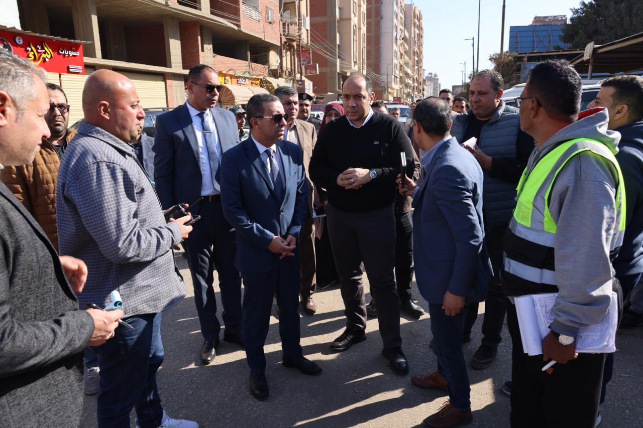 اللواء عمرو الغريب محافظ المنوفية خلال الجولة بمجمع المواقف بشبين الكوم
