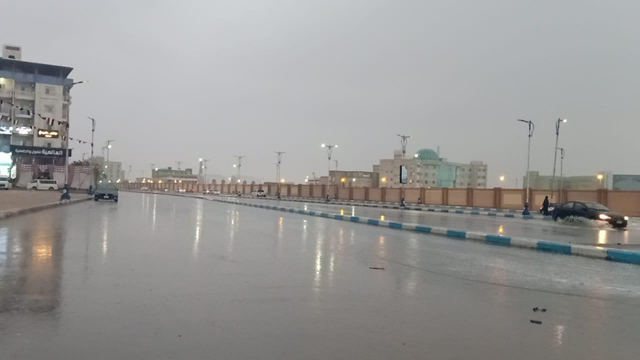 موجة الطقس السيئ تضرب السويس والشوارع غارقة في المياه