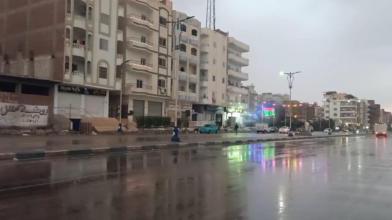 موجة الطقس السيئ تضرب السويس والشوارع غارقة في المياه