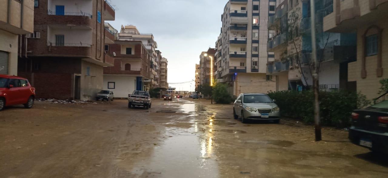 موجة الطقس السيئ تضرب السويس والشوارع غارقة في المياه