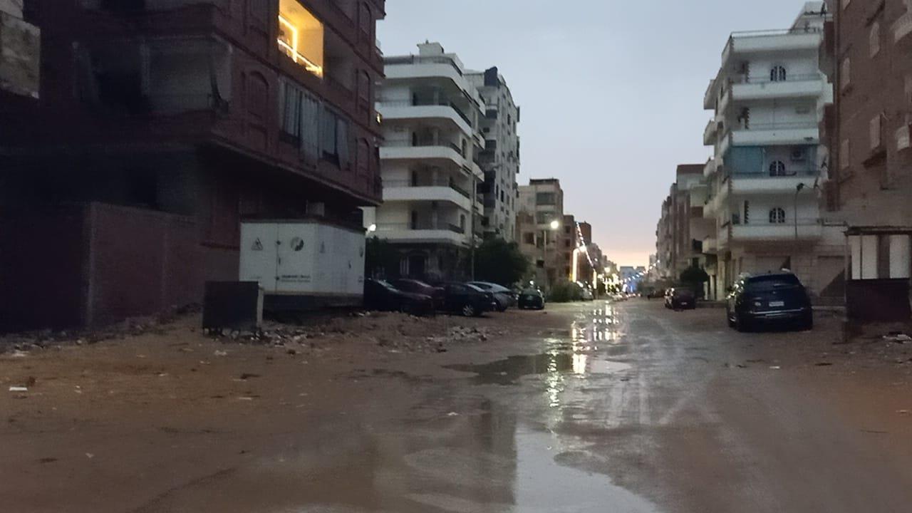 موجة الطقس السيئ تضرب السويس والشوارع غارقة في المياه
