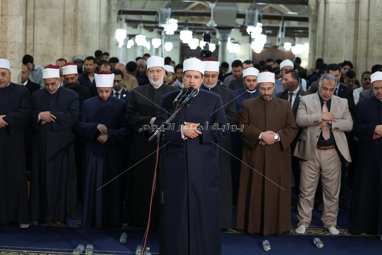 الأزهر يستقبل آلاف المصلين لأداء صلاتي العشاء والتراويح