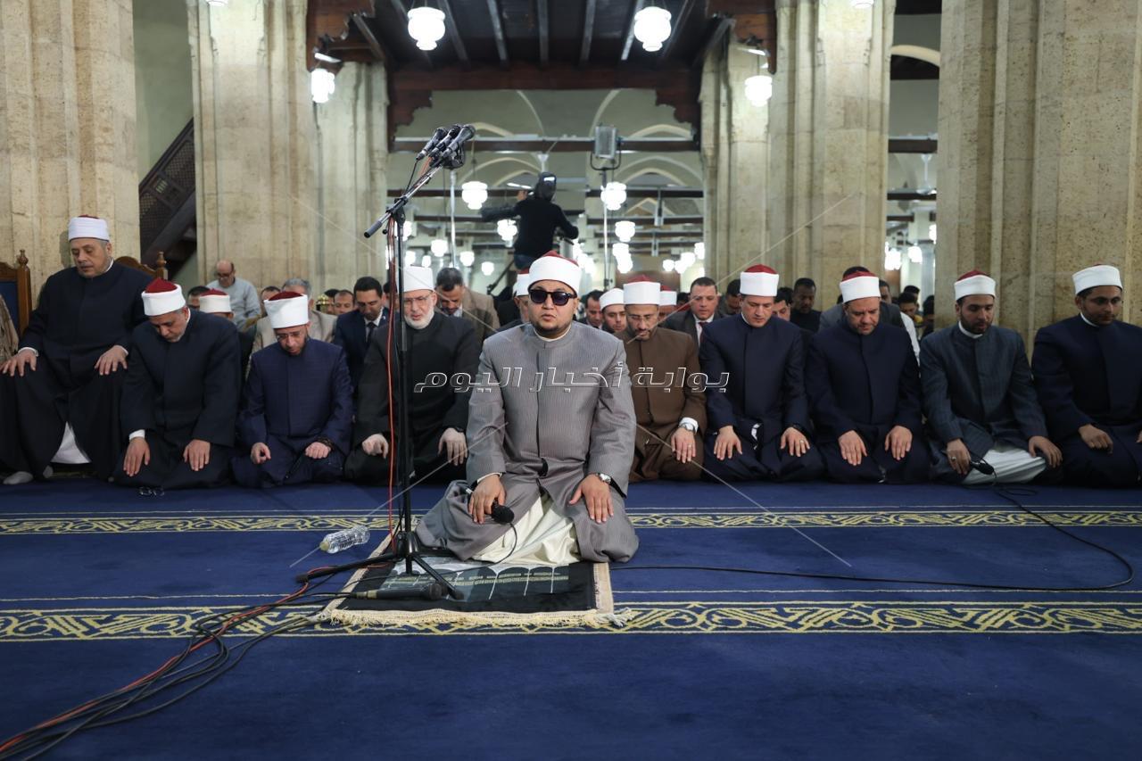  الأزهر يستقبل آلاف المصلين لأداء صلاتي العشاء والتراويح