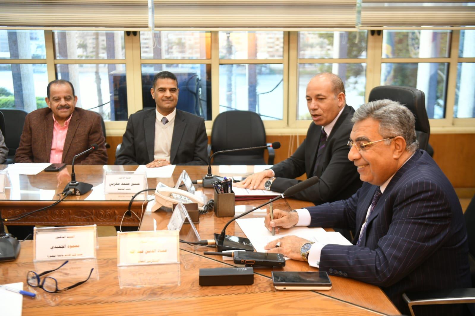  محافظ الدقهلية يترأس الاجتماع الأول لمجلس أمناء مكتبة مصر العامة بحضور رئيس جامعة المنصورة .