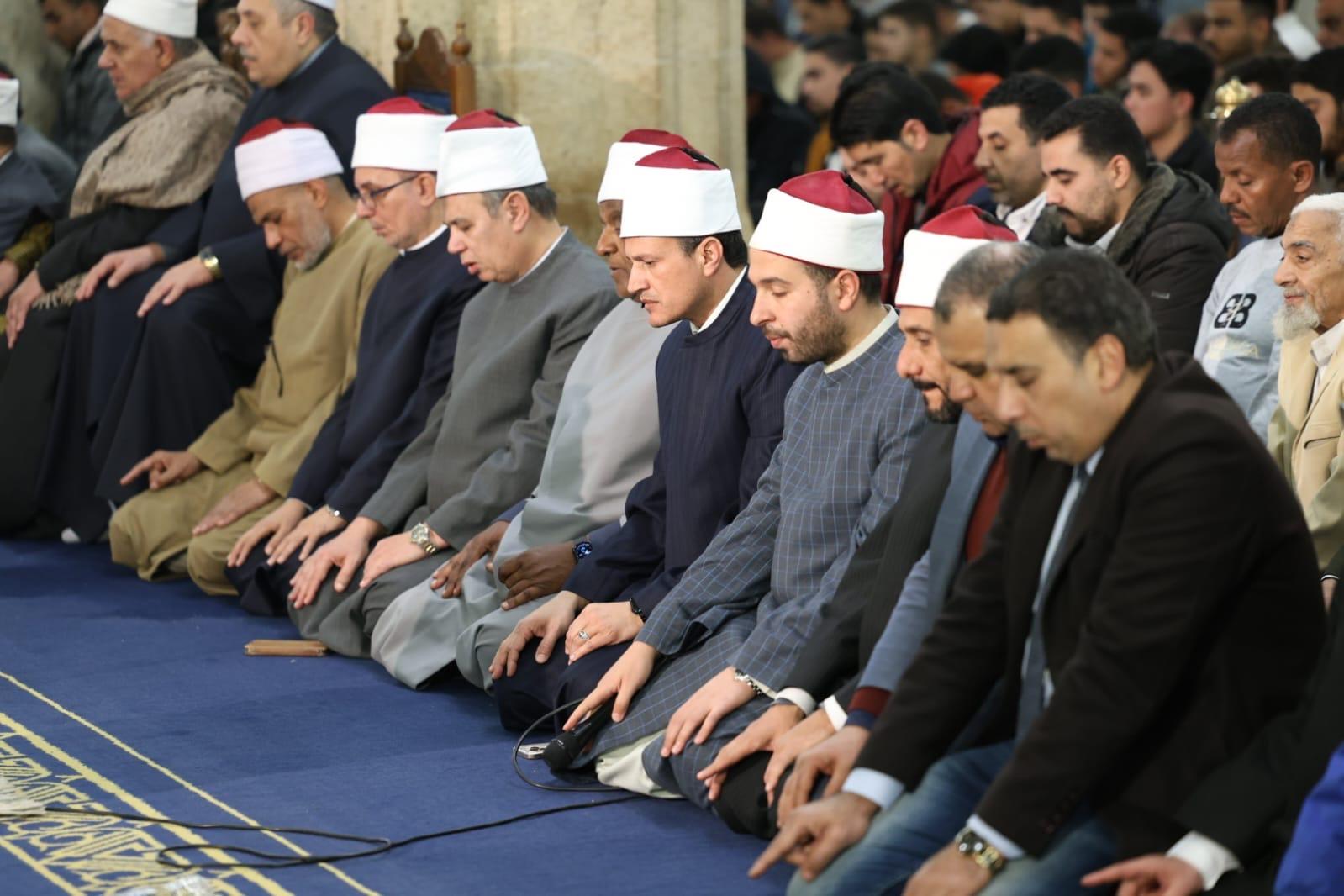 آلاف المصلين يؤدون صلاتي العشاء والتراويح بالجامع الأزهر