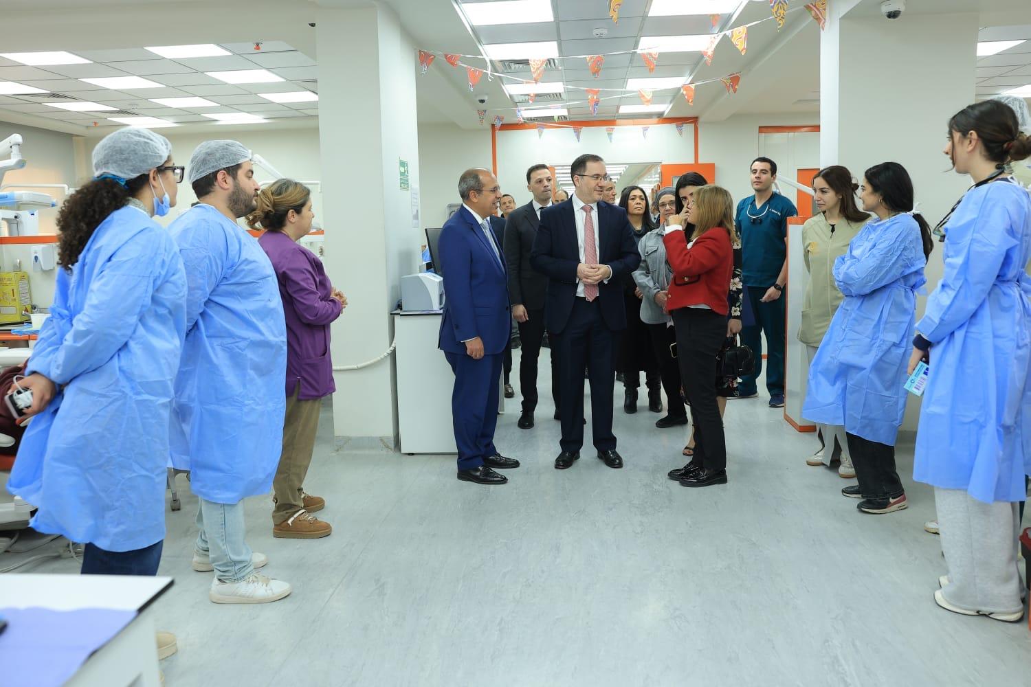 السفير البريطاني  يزور الجامعة البريطانية ويشيد بالمستوى الأكاديمي والإنشائي المتميز بها| صور