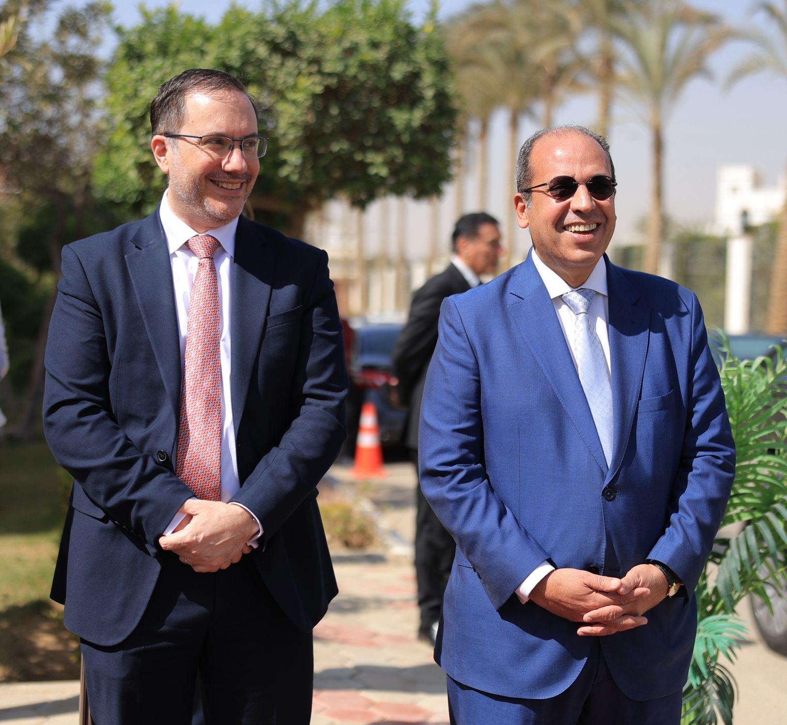 السفير البريطاني  يزور الجامعة البريطانية ويشيد بالمستوى الأكاديمي والإنشائي المتميز بها| صور