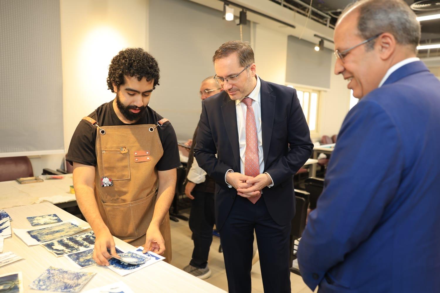 السفير البريطاني  يزور الجامعة البريطانية ويشيد بالمستوى الأكاديمي والإنشائي المتميز بها| صور