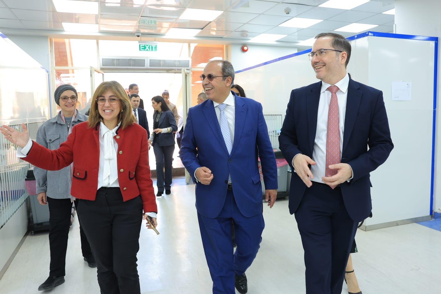 السفير البريطاني  يزور الجامعة البريطانية ويشيد بالمستوى الأكاديمي والإنشائي المتميز بها| صور