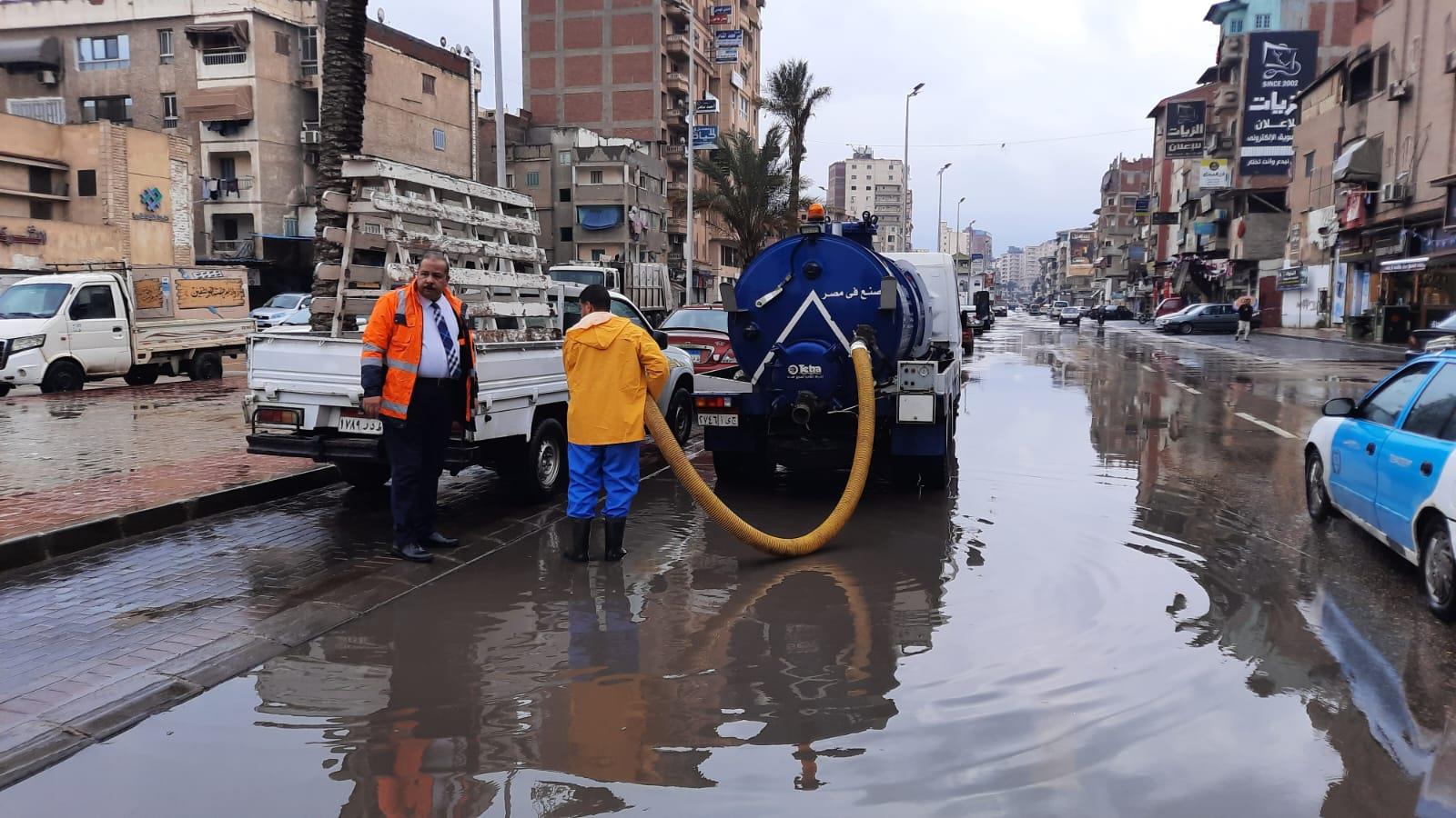 أعمال رفع وشفط تجمعات مياه الأمطار