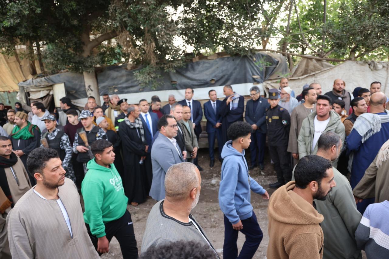محافظ المنوفية يتقدم جنازة ضحايا " حادث السادات " بمسقط رأسهم بتلا ..صور 