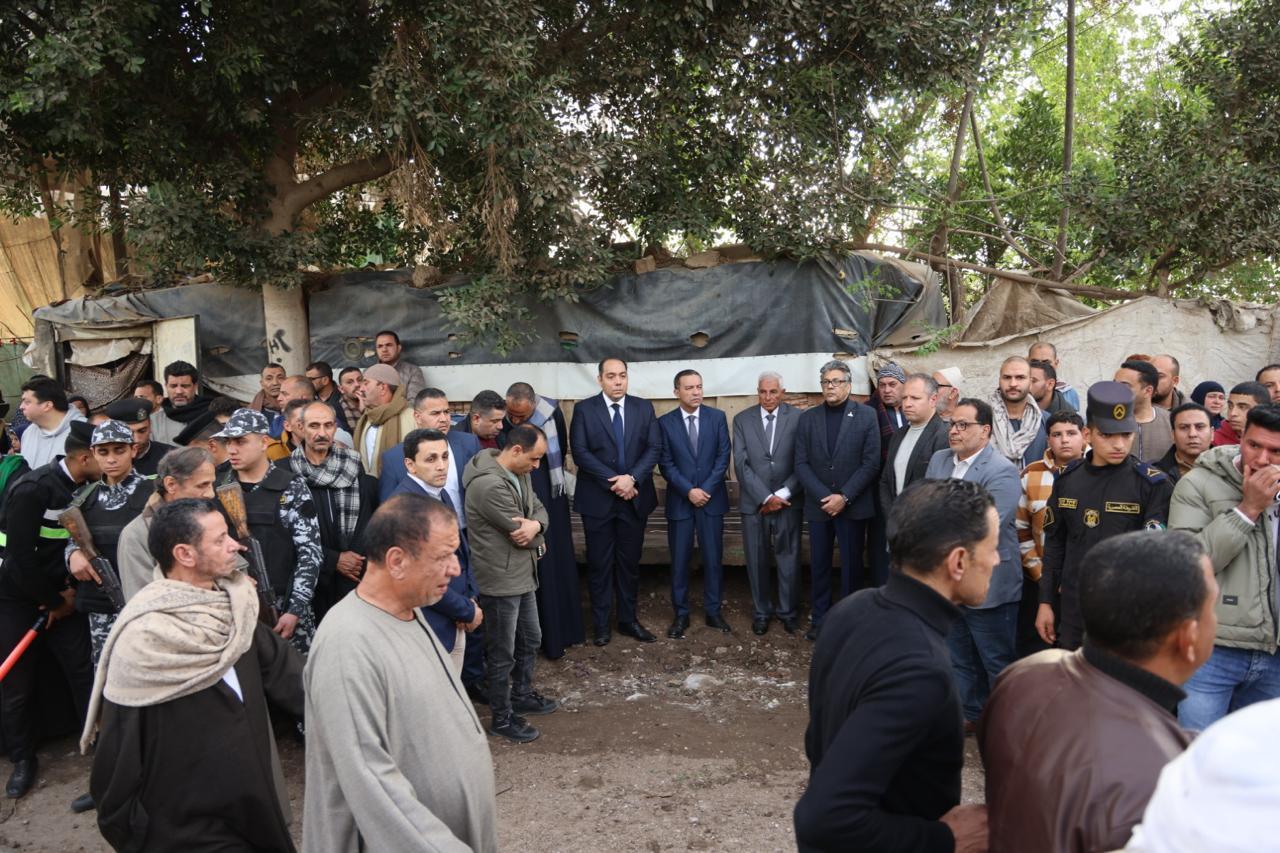 محافظ المنوفية يتقدم جنازة ضحايا " حادث السادات " بمسقط رأسهم بتلا ..صور 