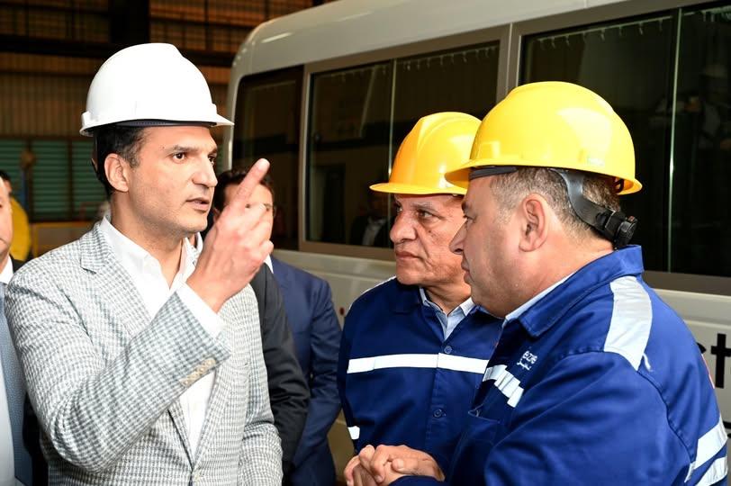 وزير الصناعة يتفقد عدداً من المصانع المتخصصة في الحديد والصلب بالسويس