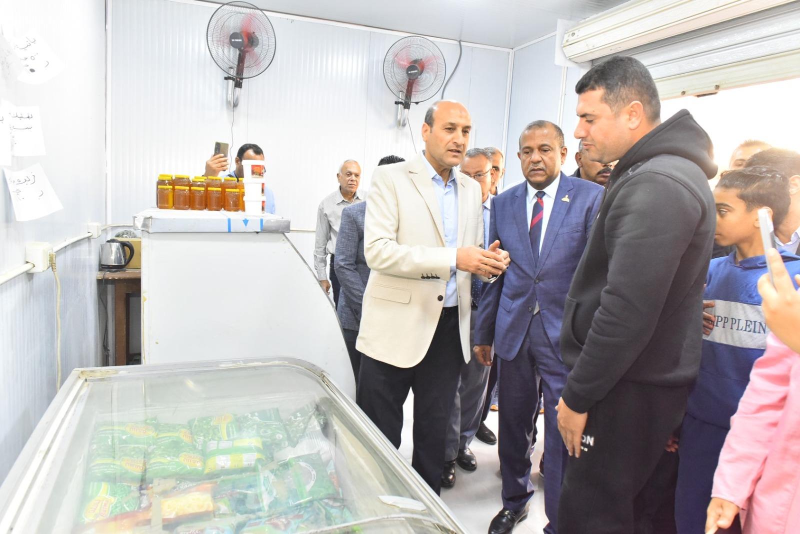 محافظ أسيوط يفتتح معرض السلع الغذائية بمناسبة أعياد الاخوة المسيحيين بأسعار مخفضة تصل إلى 30% 