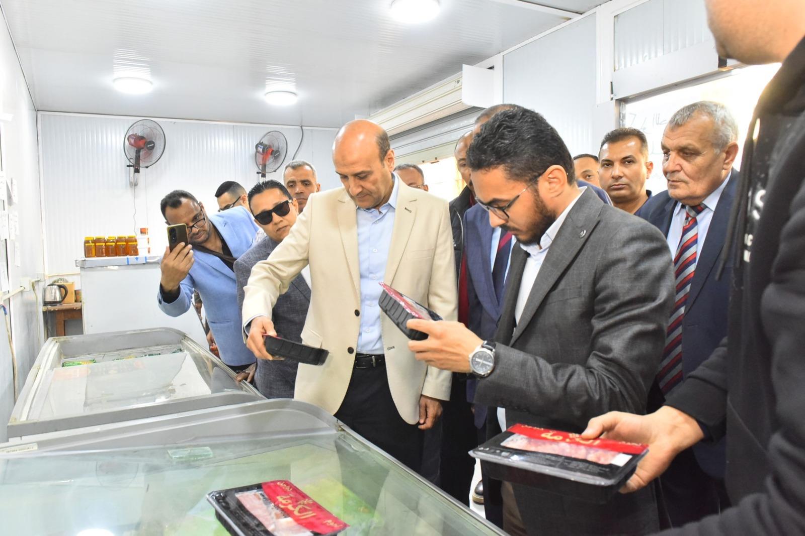 محافظ أسيوط يفتتح معرض السلع الغذائية بمناسبة أعياد الاخوة المسيحيين بأسعار مخفضة تصل إلى 30% 