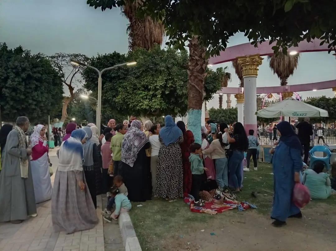 زحام وحدائق ممتلئة ورحلات نيلية.. أسيوط تحتفل بشم النسيم في أجواء عائلية مبهجة 