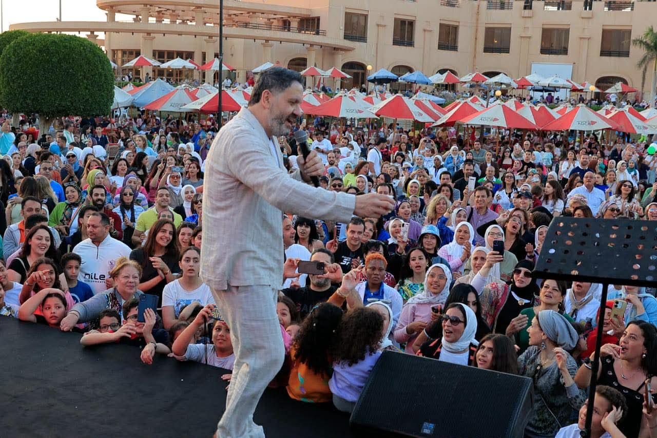 إدوارد وفرقته "زا جيبسيس" يشعلون حفل شم النسيم   