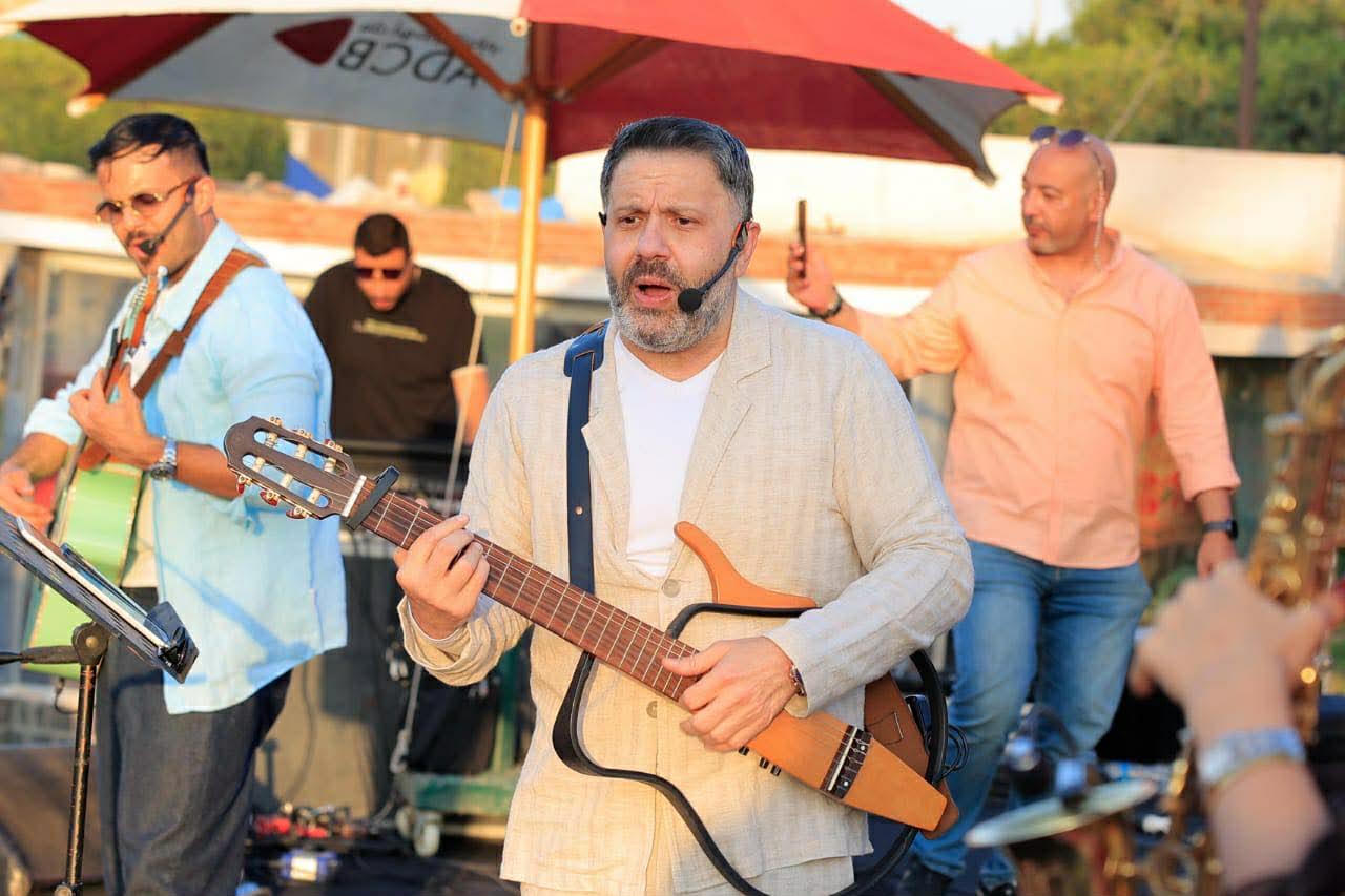 إدوارد وفرقته "زا جيبسيس" يشعلون حفل شم النسيم   