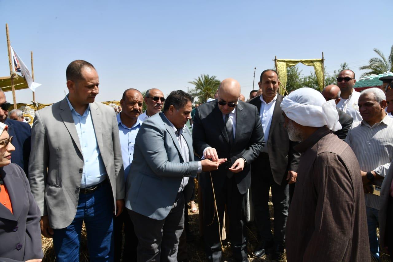 الدكتور محمد هانئ غنيم محافظ الفيوم، يفتتح موسم حصاد القمح المحلى لعام 2026