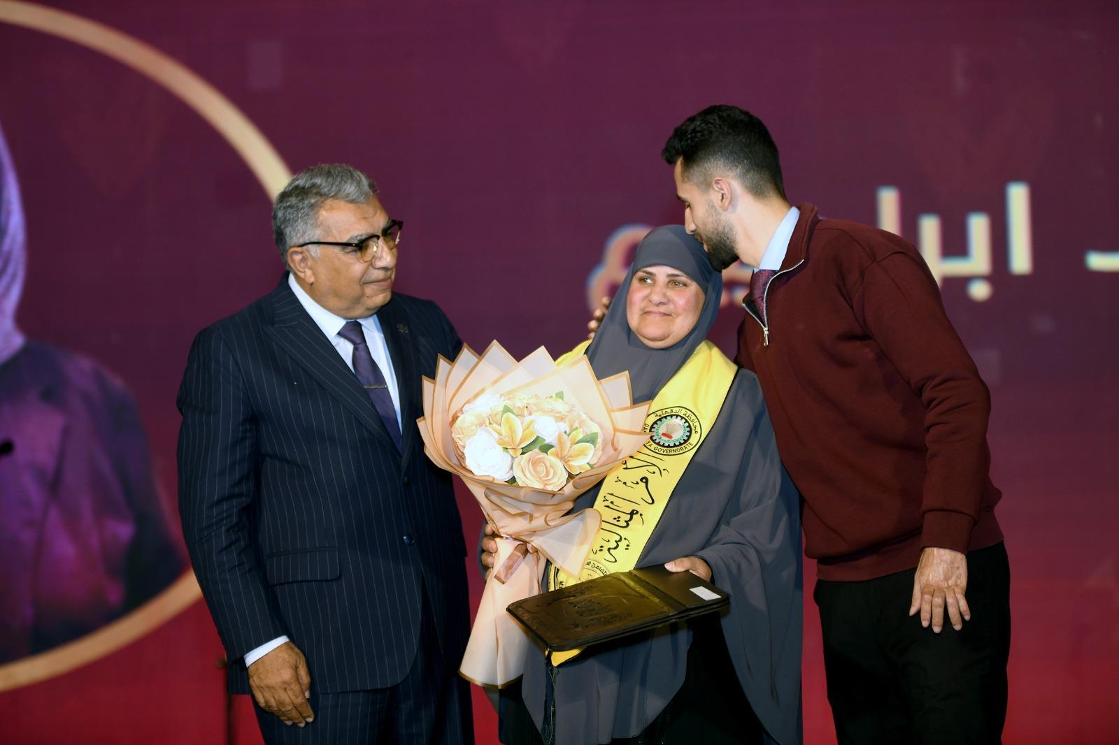 محافظ الدقهلية يشهد حفل تكريم الأمهات المثاليات بقصر ثقافة المنصورة .