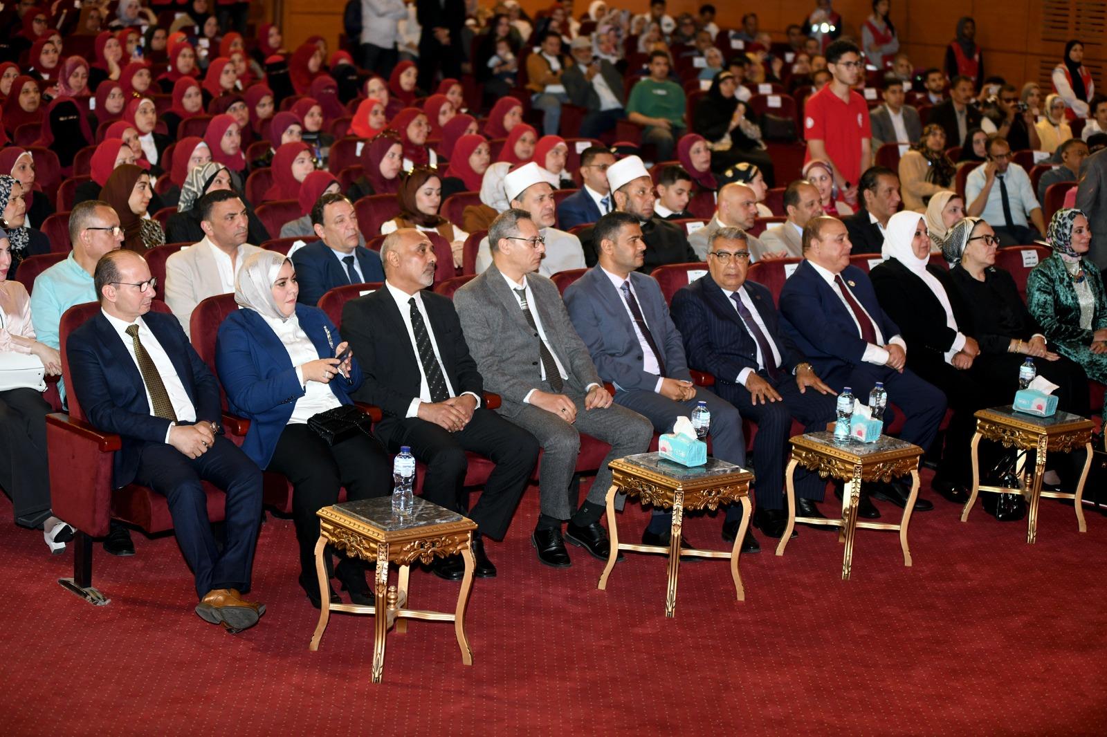 محافظ الدقهلية يشهد حفل تكريم الأمهات المثاليات بقصر ثقافة المنصورة .