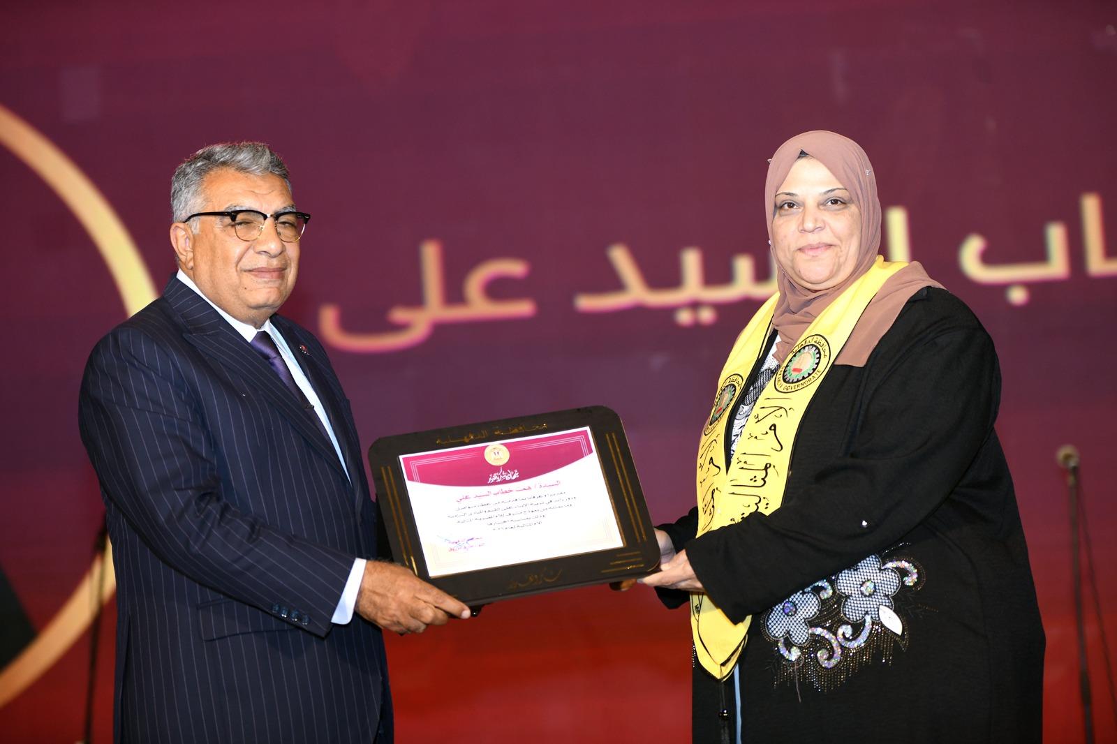محافظ الدقهلية يشهد حفل تكريم الأمهات المثاليات بقصر ثقافة المنصورة .