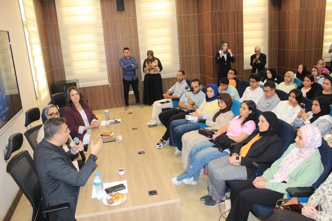 تكريم الإعلامى عمرو الليثى بكلية الإعلام جامعة عين شمس باحتفالية بعنوان "من واحد إلى ملايين..