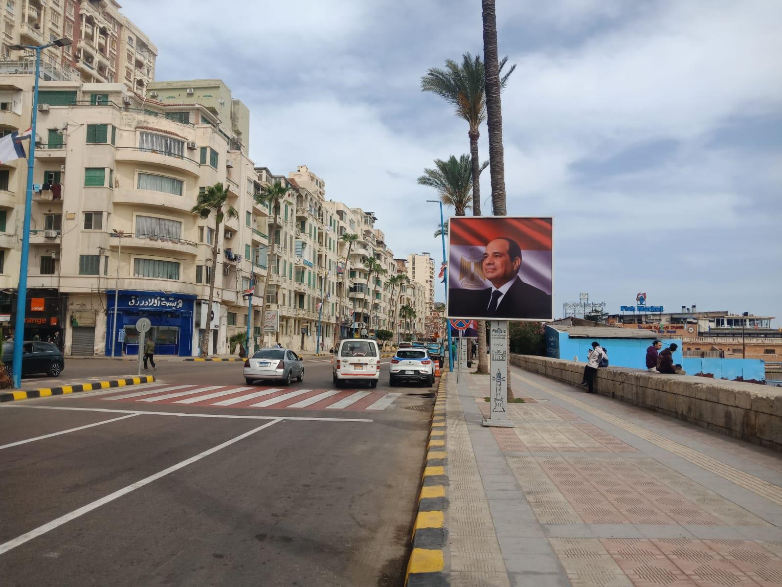 صور الرئيس السيسي و"ماكرون" تزين كورنيش الإسكندرية