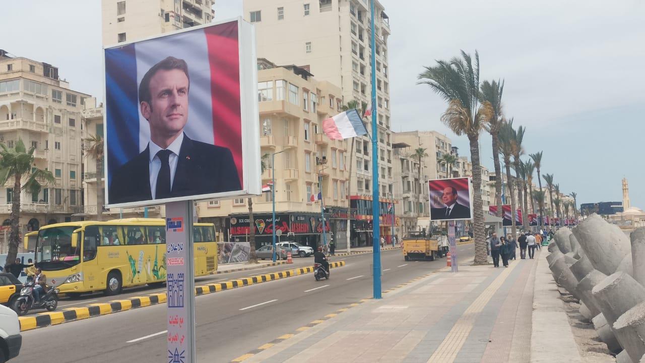 صور الرئيس السيسي و"ماكرون" تزين كورنيش الإسكندرية