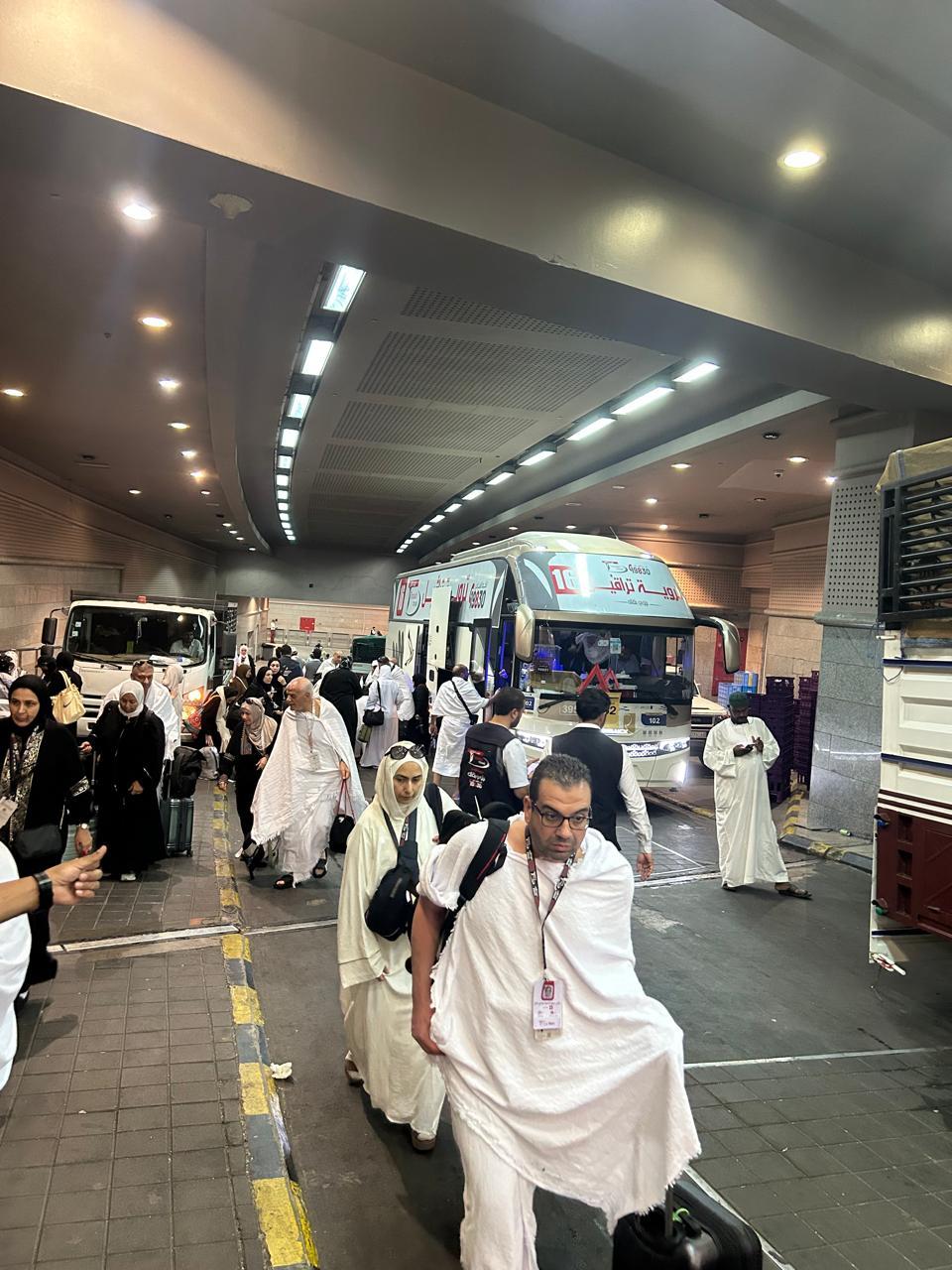 استمرار تدفق حافلات السياحة لنقل حجاج الشركات إلى صعيد عرفات