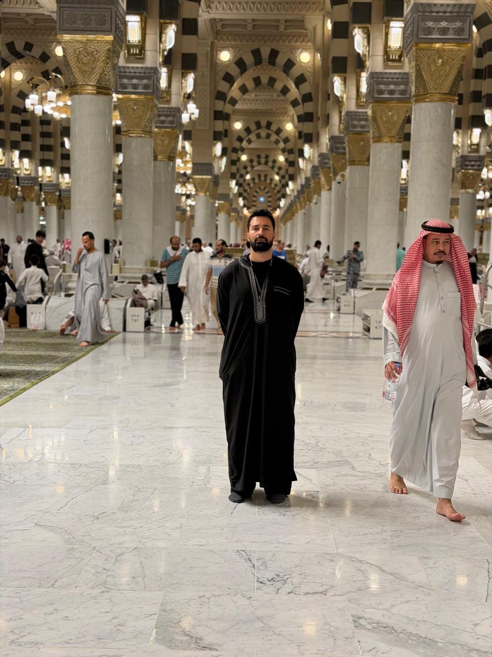 أحمد حاتم يؤدي مناسك الحج