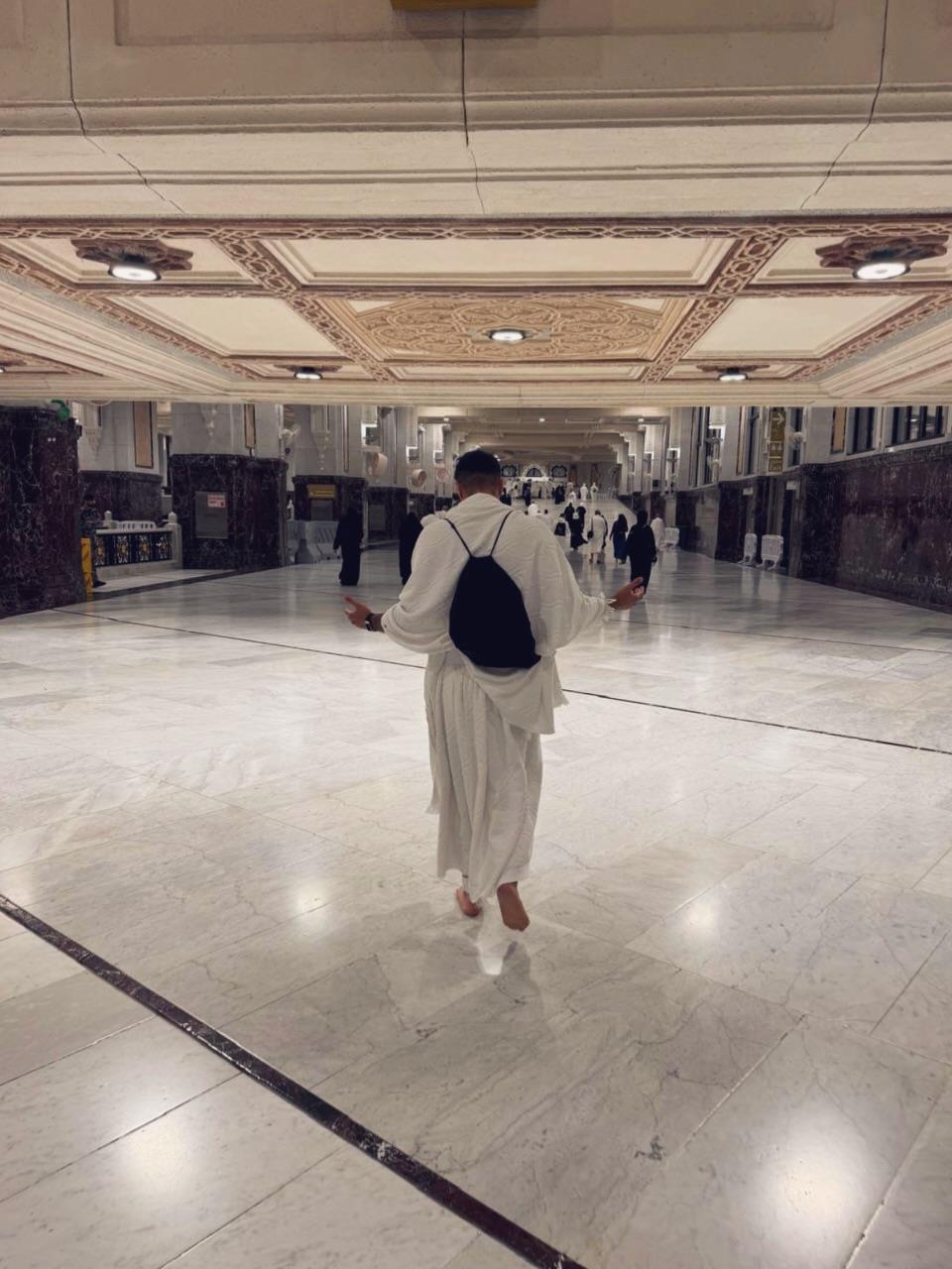 أحمد حاتم يؤدي مناسك الحج