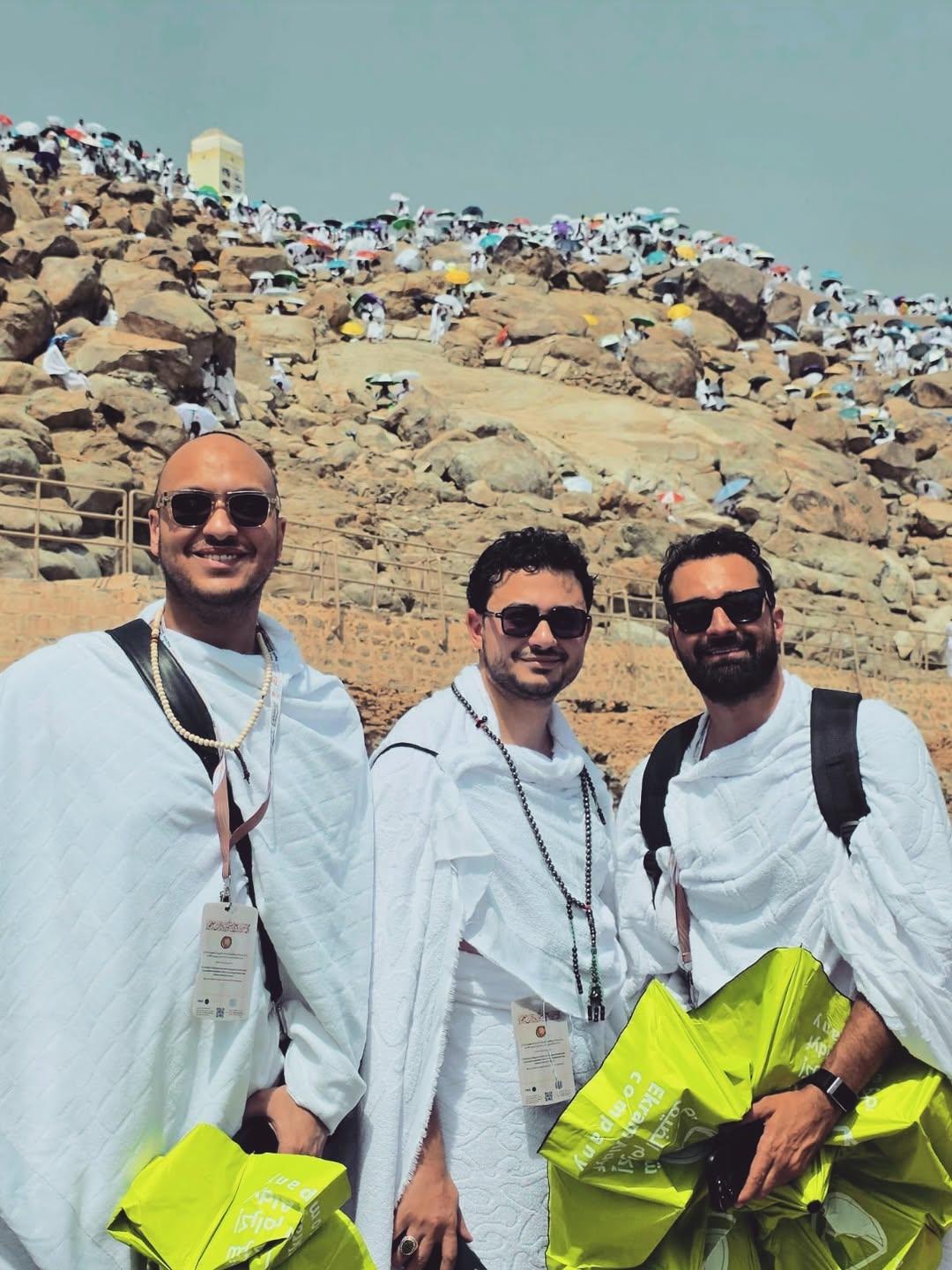 أحمد حاتم يؤدي مناسك الحج