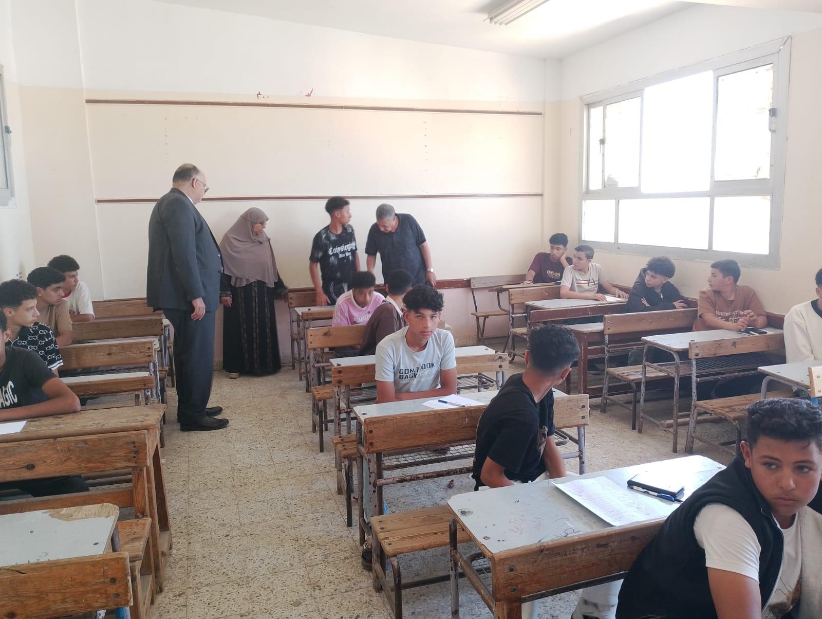 مدير تعليم البحيرة يتابع إمتحانات الشهادة الإعدادية 