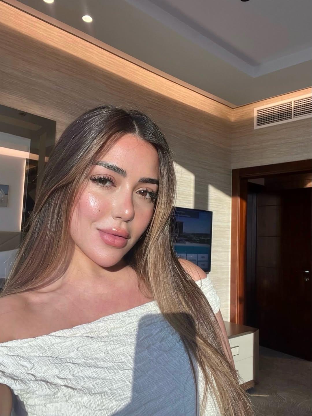 سارة سلامة تخطف الأنظار بإطلالات جذابة في فرنسا
