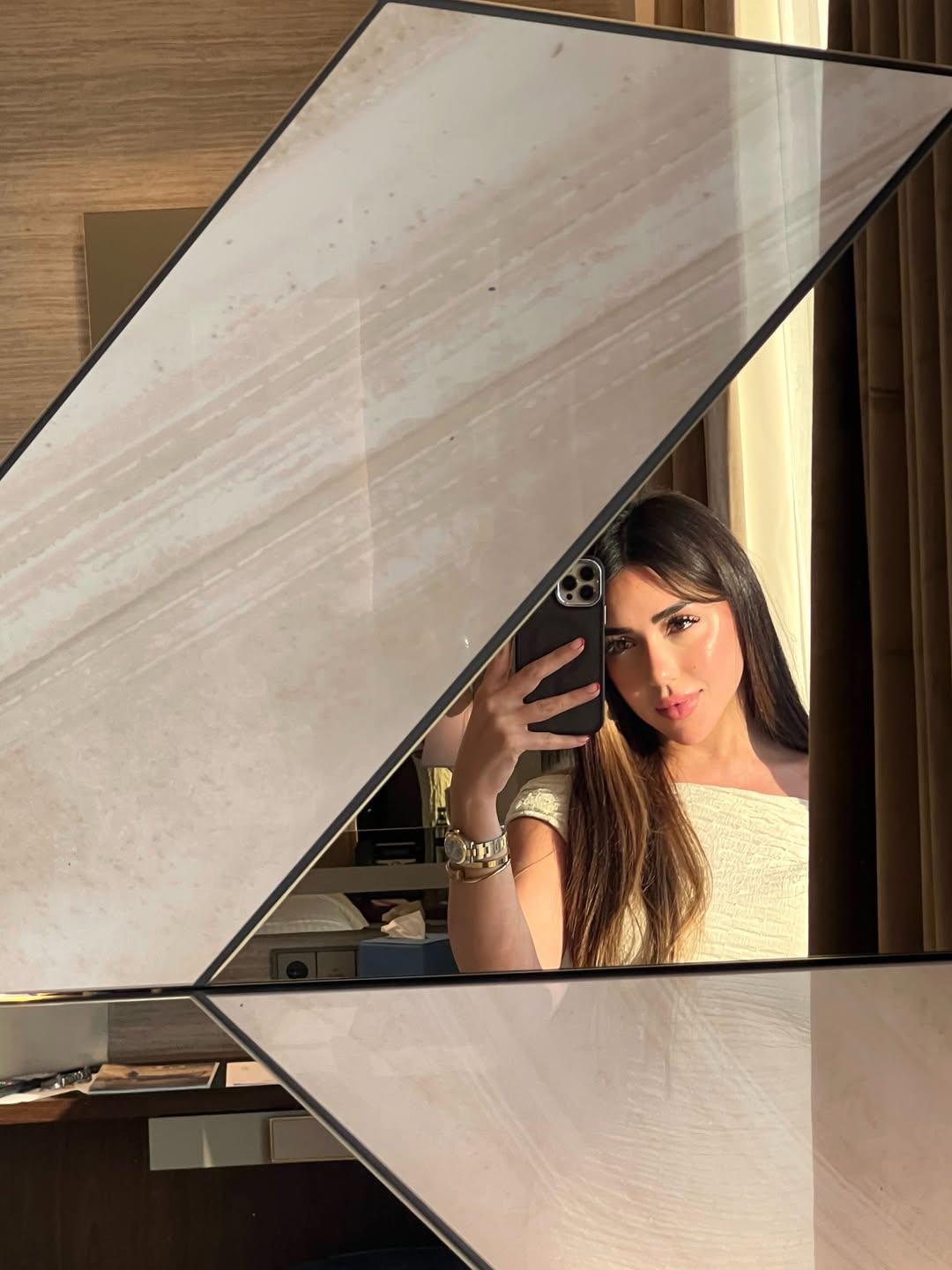 سارة سلامة تخطف الأنظار بإطلالات جذابة في فرنسا